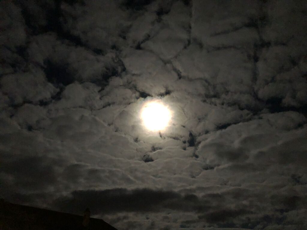 La lune au-dessus du Cerneux-Péquignot, pour saluer la dernière représentation des Sorbiers Rouges, dimanche 24 mars 2024 à 21h31, photo ©Guillaume Babey