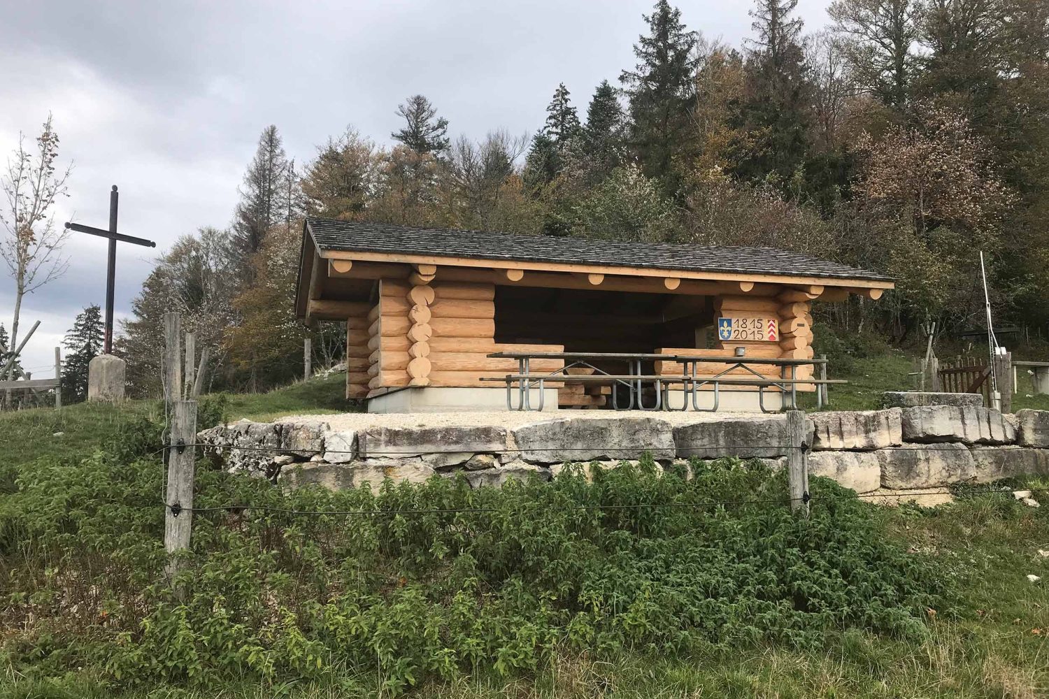 Le Refuge du Crêt, entre le Cerneux-Péquignot et le Gardot, halte repas de midi. © Marcel Schiess