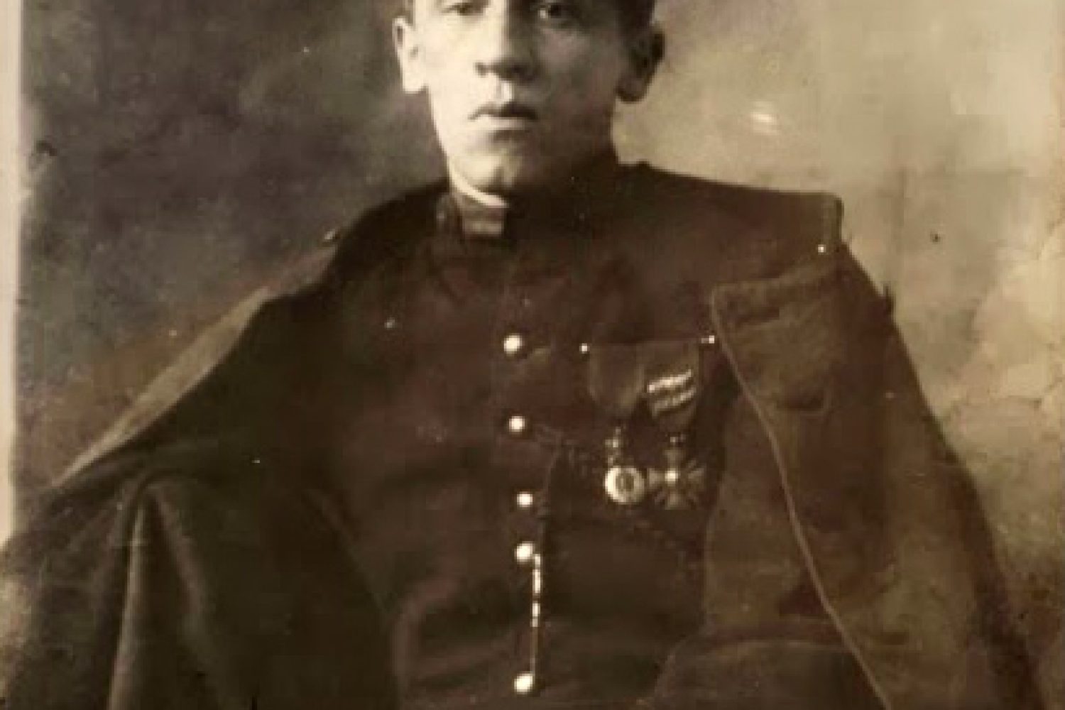 Cendrars posant en uniforme de la Légion étrangère, en 1916, quelques mois après son amputation. (Source Wikipédia)
