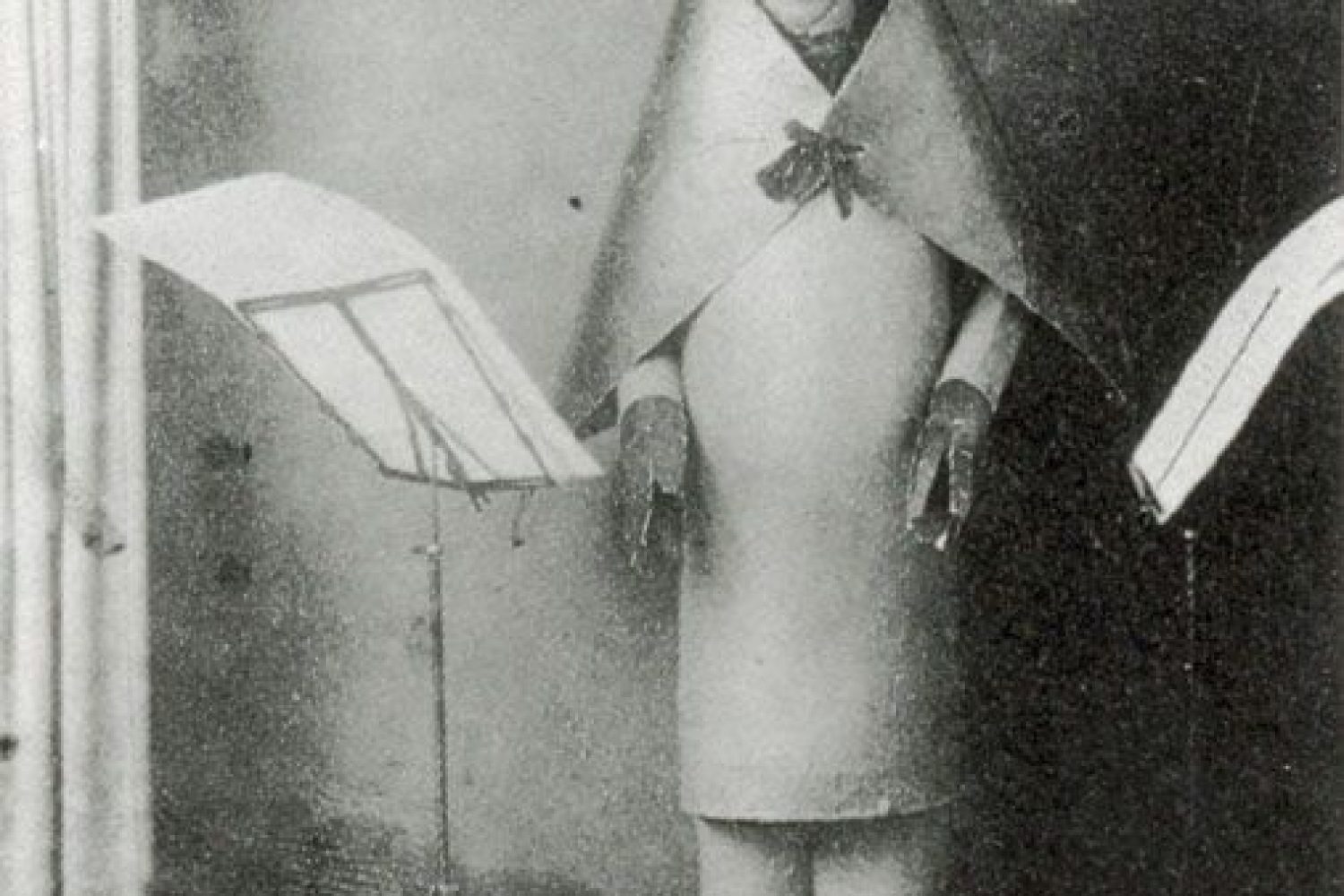 Hugo Ball en costume cubiste au Cabaret Voltaire. (source Wikipédia)