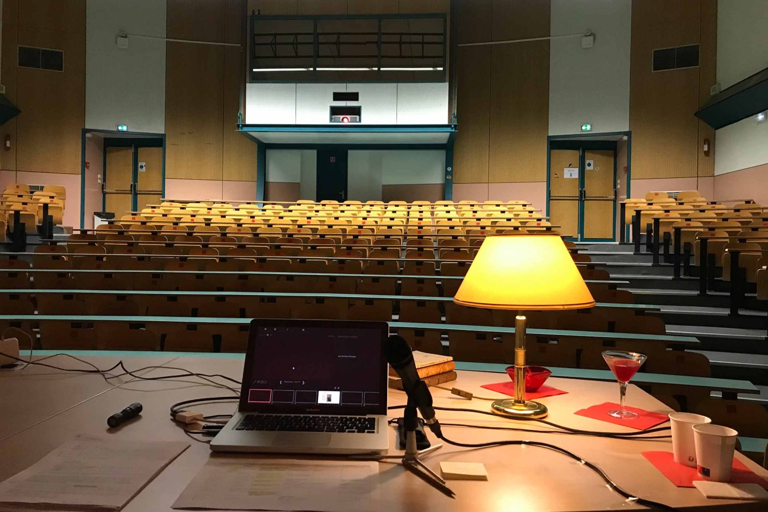 16h30, vendredi 29 septembre 2023, 30 minutes avant le début du spectacle… Avant-première Les Sorbiers Rouges à l’Amphithéâtre Donzelot de la Faculté des Lettres, Université de Franche-Comté à Besançon, dans le cadre de la rentrée solennelle de l’Université ouverte de Franche-Comté. Photographie ©Marcel Schiess