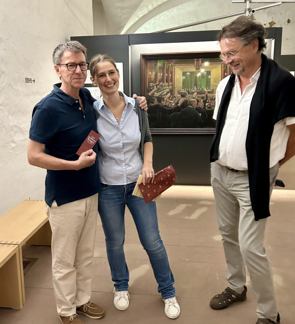 Marcel Schiess, auteur et producteur des Sorbiers Rouges, le donateur ; Jessica Siebeneich, directrice adjointe et conservatrice du Musée historique de la Sarre, la donataire ; David Jucker, historien et archiviste, traducteur et commentateur. Photo : Lana Adam