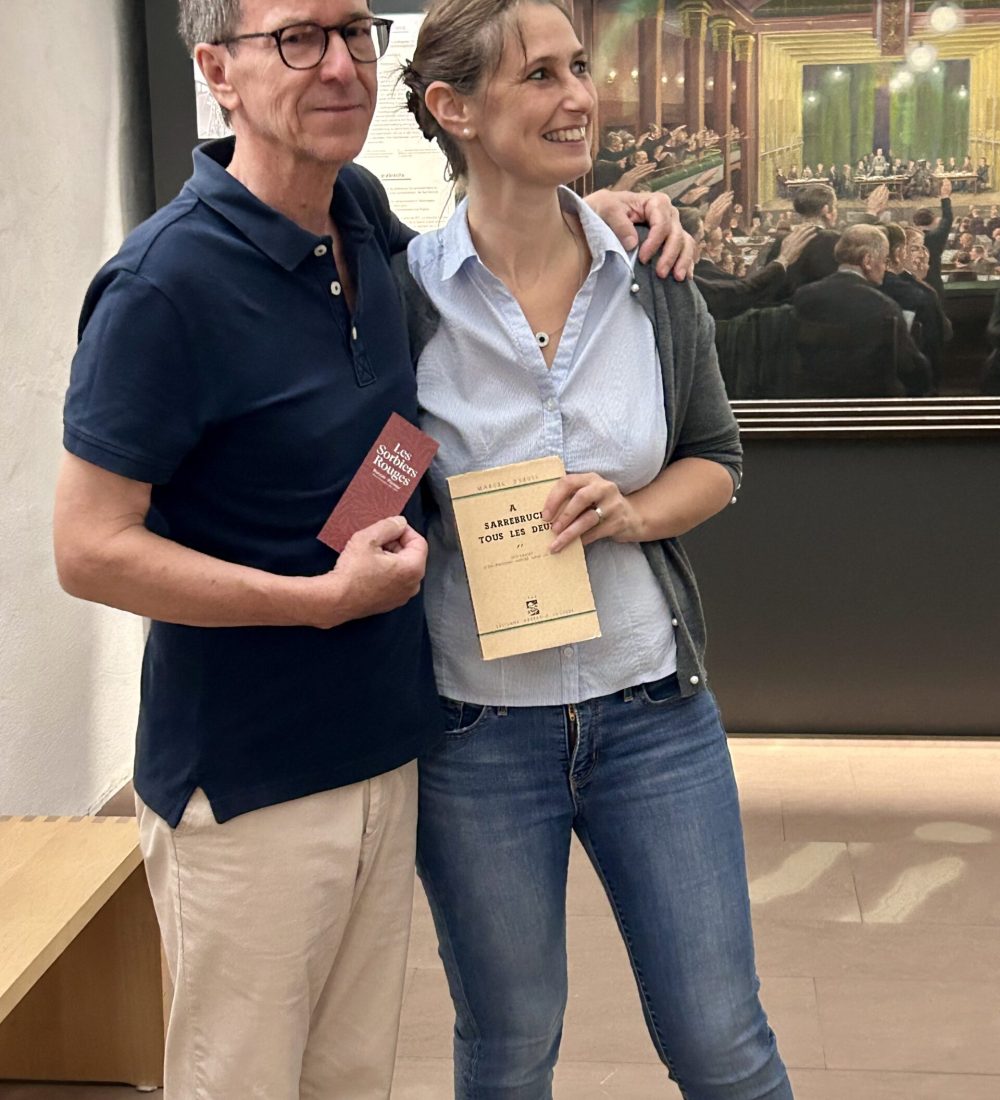 Marcel Schiess, auteur et producteur des Sorbiers Rouges, le donateur ; Jessica Siebeneich, directrice adjointe et conservatrice du Musée historique de la Sarre, la donataire. Photo : Lana Adam  