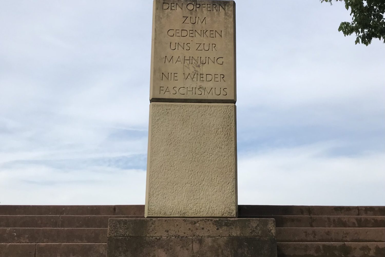 Stèle commémorative, en haut des escaliers menant à l’esplanade du château de Sarrebruck. Photo : Marcel Schiess