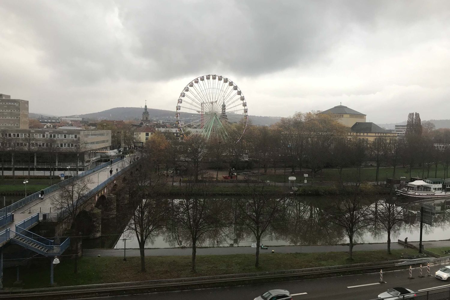 Sarrebruck, vue depuis le Château sur la Sarre, le quartier St-Johann et le Théâtre National de la Sarre. Photographie : Marcel Schiess, le 30 novembre 2022.