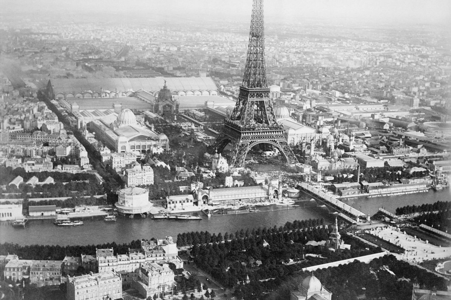 La Tour Eiffel, Exposition universelle. Photographe : Alphonse Liébert (1827–1913).